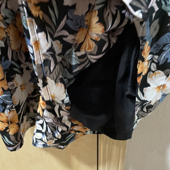 Women Small Gorgeous Floral Romper- Tie up adjustable front that can be worn dow - Picture 7 of 7